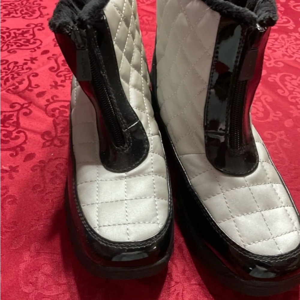 SPORTO black patent leather silver ( gray) zipper quilted ankle boots 7M NEW